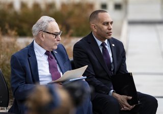 Archivo - March 25, 2026, Washington, District Of Columbia, USA: United States Senate Minority Leader Chuck Schumer (Democrat of New York) and United States House Minority Leader Hakeem Jeffries (Democrat of New York) listen as US Senator Adam Schiff (Dem