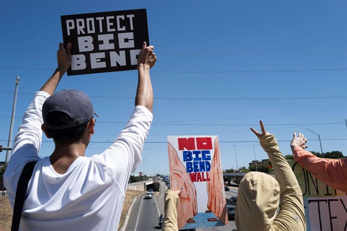 Archivo - Arquivo – 16 de agosto de 2026: Moradores do Texas se organizam pacificamente para proteger as terras de Big Bend da construção da fronteira, realizando manifestações todos os domingos, das 10h às 12h, na ponte da I-35 com a 12ª Rua, em Austin, 