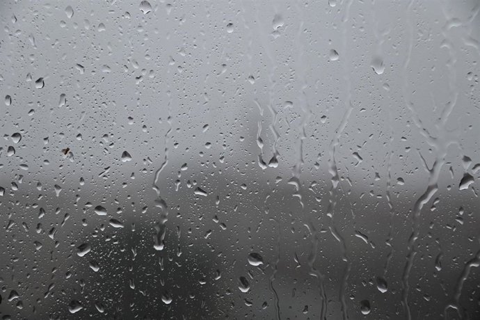 Archivo - Gotas de lluvia en un cristal de Marsella, Francia.