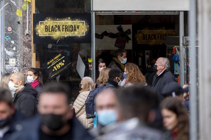 Archivo - Un cartel publicitario anuncia rebajas con motivo del Black Friday, a 25 de noviembre de 2021, en Madrid (España). El Black Friday se celebra después del día de Acción de Gracias y se caracteriza por que en él se lanzan ofertas en los comercios 