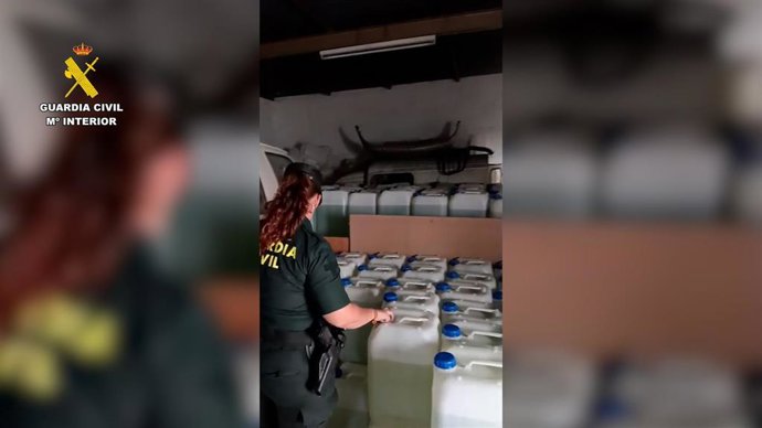 Garrafas de gasolina intervenidas por la Guardia Civil en la cochera de una vivienda de Adra (Almería)