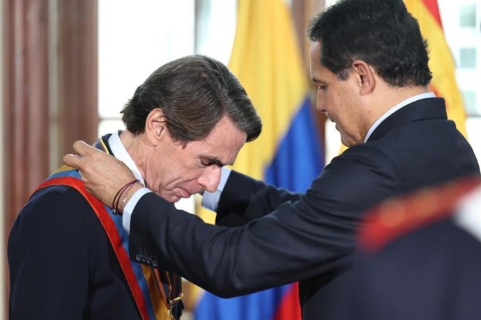 Archivo - Arquivo - O ex-presidente espanhol José María Aznar recebe a Ordem da Democracia Simón Bolívar das mãos do presidente do Congresso da Colômbia, Honorio Henríquez