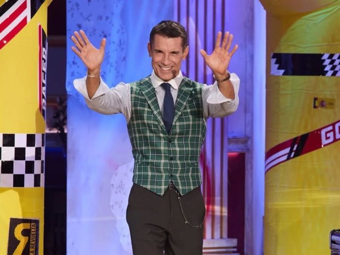 Jesús Vázquez presume de estilo en 'La Revuelta' con un look de aire 'british' a sus 61 años
