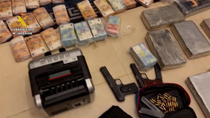 Material intervenido en la operación desarrollada por la Guardia Civil y que se ha saldado con 18 detenidos, ocho ellos trabajadores de la estiba del puerto de Algeciras