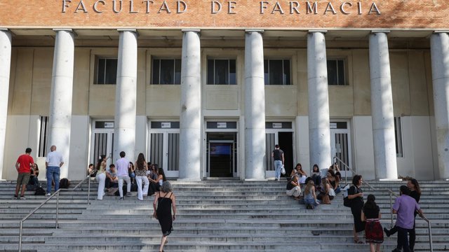 Archivo - Estudiantes universitarios de camino a clase en el primer día de curso en la Universidad Complutense de Madrid, a 7 de septiembre de 2026.