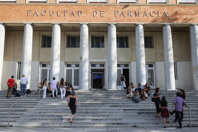 Archivo - Estudiantes universitarios de camino a clase en el primer día de curso en la Universidad Complutense de Madrid, a 7 de septiembre de 2026.