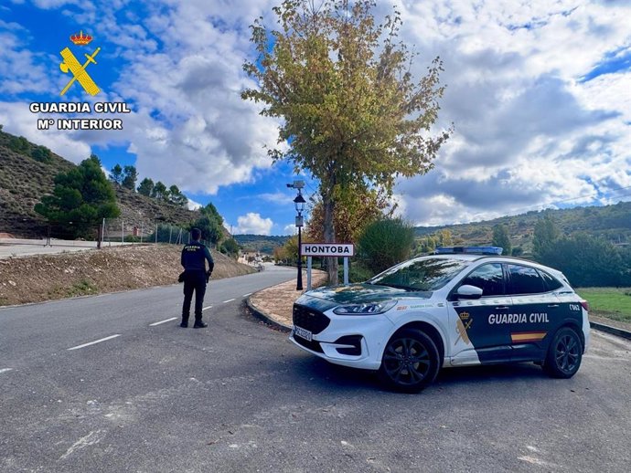 Vehículo de la Guardia Civil en Hontoba.