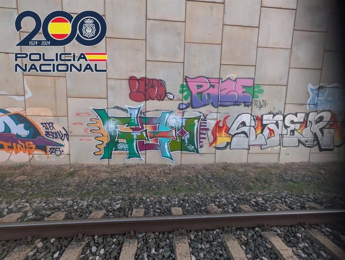 La Policía Nacional actúa contra cuatro grafiteros sorprendidos junto a las vías del tren en Logroño
