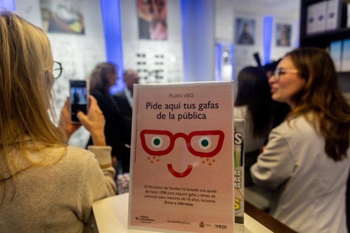Archivo - Arquivo - A ministra da Saúde, Mónica García, apresenta o Plano VEO na Óptica Newlens, em 16 de dezembro de 2025, em Madri (Espanha). O Plano VEO consiste na concessão direta de auxílios para a aquisição de óculos, lentes graduadas e lentes de c