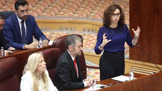 La presidenta de la Comunidad de Madrid, Isabel Díaz Ayuso, durante un pleno en la Asamblea de Madrid, a 22 de octubre de 2026, en Madrid (España).