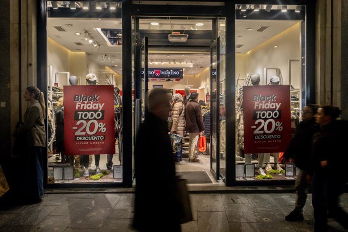 Archivo - Arxiu - Un aparador amb ofertes pel Black Friday, en 2025