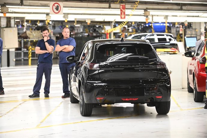 Coches eléctricos en una fábrica de España
