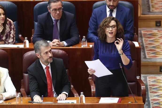 La presidenta de la Comunidad de Madrid, Isabel Díaz Ayuso, y el consejero de Presidencia, Justicia y Administración Local de la Comunidad de Madrid, Miguel Ángel García Martín, durante un pleno en la Asamblea de Madrid, a 22 de octubre de 2026, en Madrid