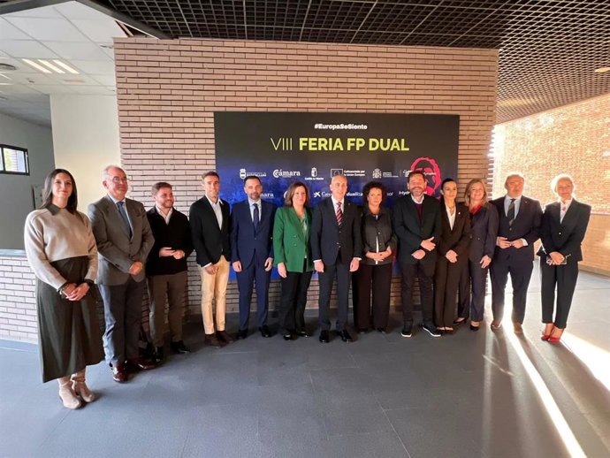 Foto de familia de la inauguración de la Feria de FP Dual en Puertollano.