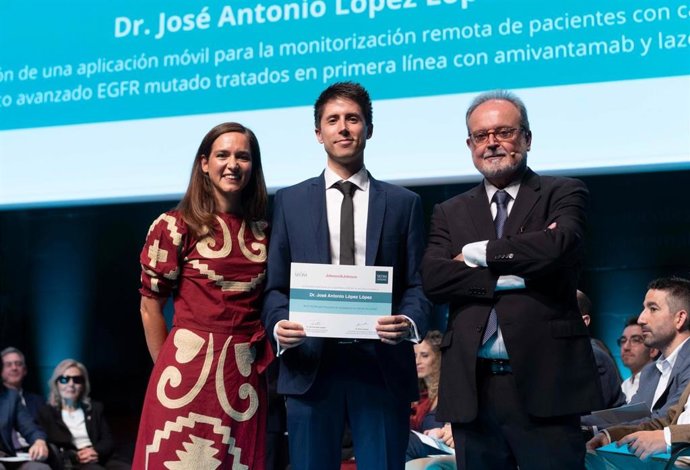 Imagen de archivo de la entrega de la beca de la Sociedad Española de Oncología Médica (SEOM) que permitirá el desarrollo de la app
