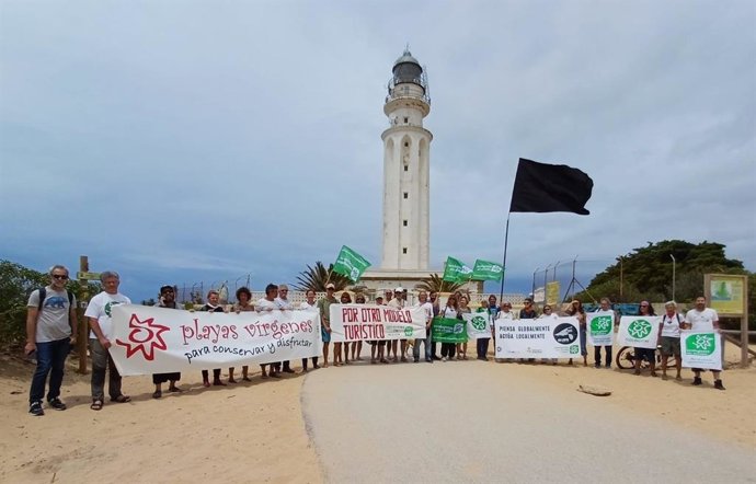 Ecologistas en una manifestación contra el uso privado del Faro de Trafalgar, en una imagen de archivo.