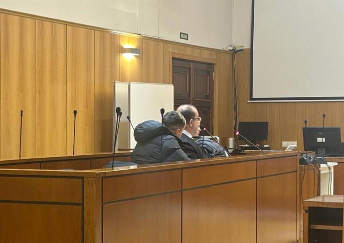 El ya condenado y su letrado, en segundo plano, durante la vista de conformidad celebrada esta mañana en la Audiencia de Valladolid.