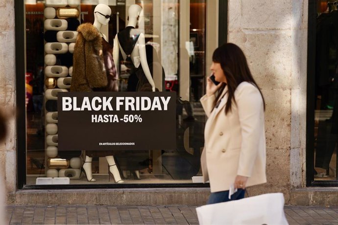 Archivo - Imagen de comercios anunciando sus descuentos para el Black Friday 