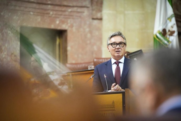 El vicepresidente segundo y consejero de Turismo, Justicia, Desregulación y Administración Local, Manuel Gavira, en una intervención en el Parlamento de Andalucía