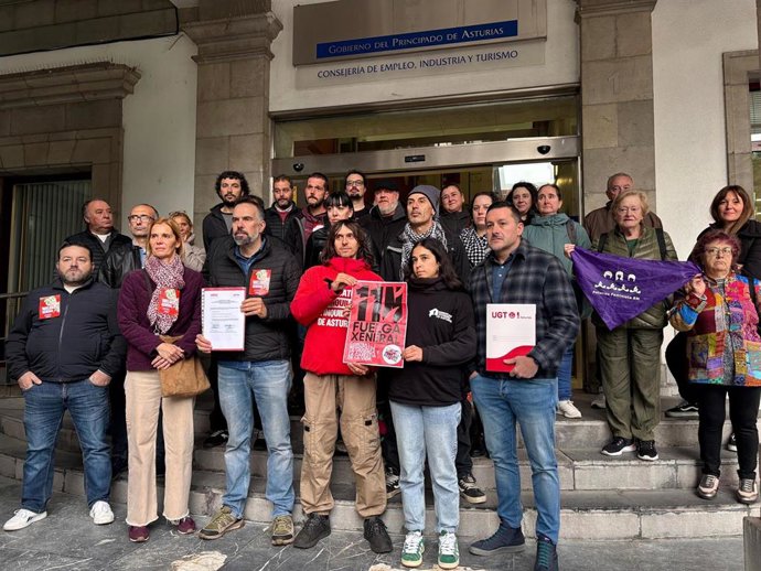 Representantes de CCOO, UGT, CSI, Sindicato de Inquilinas, Sindicato de Vivienda, Sindicatu Asturianu en la Clase Trabayadora, CGT, Intersindical Asturiana, Red de la Clase Trabajadora y acampada de Oviedo, este jueves.