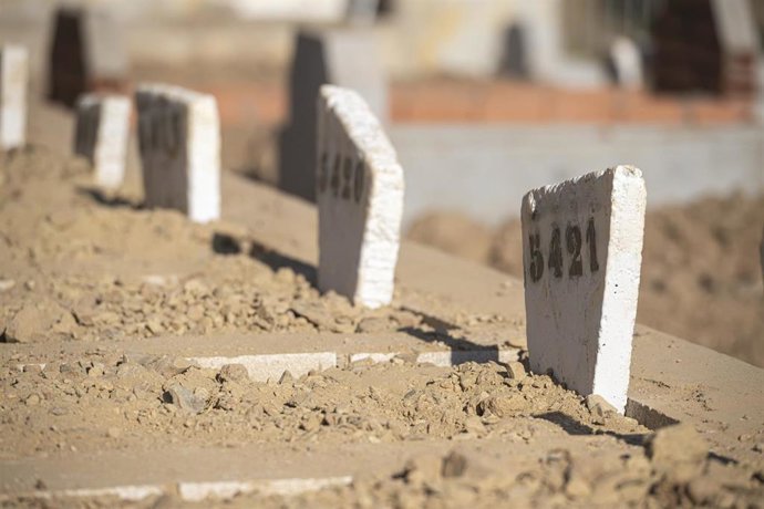 Archivo - Entierro de varios migrantes, en el cementerio musulmán, a 22 de agosto de 2026, en Ceuta (España). 