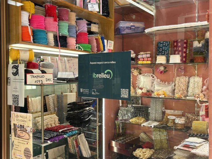 El escaparate de una mercería con una pegatina que informa de que busca relevo.