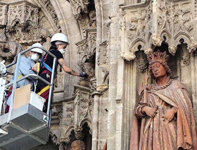 Labores de mantenimiento y conservación en la Puerta de San Miguel