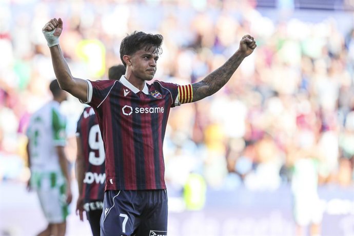 Archivo - Arxiu - El davanter del Llevant Roger Brugué celebrant un gol.