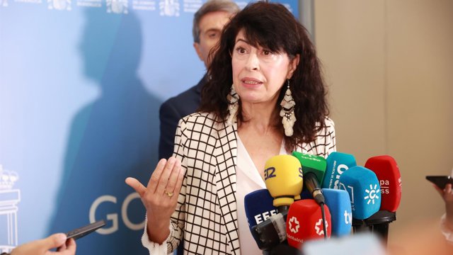 Archivo - La ministra de Igualdad, Ana Redondo, atiende a los medios con motivo del comité de crisis celebrado en Sevilla para analizar los asesinatos machistas en lo que llevamos de 2026.