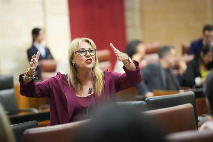 La vicepresidenta tercera y consejera de Economía, Hacienda y Fondos Europeos, y portavoz del Gobierno andaluz, Carolina España, durante la segunda sesión del Pleno del Parlamento andaluz. A 22 de octubre de 2026 en Sevilla (Andalucía, España).