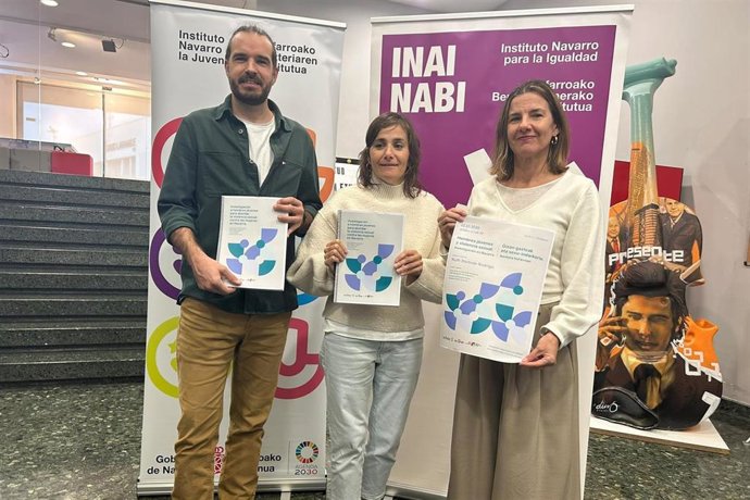 De izda. A dcha. El director gerente del INJ, Txema Burgaleta; la coordinadora del estudio y profesora asociada de la UPNA, Ruth Iturbide, y la directora gerente del INAI/NABI, Patricia Abad.