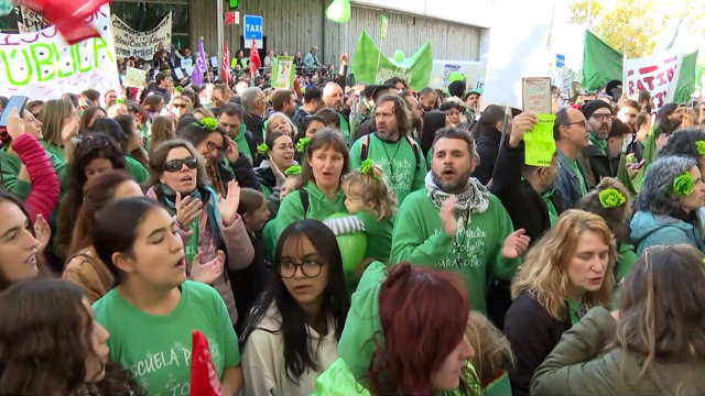 Profesores en huelga llevan su protesta frente a la Asamblea de Madrid para pedi