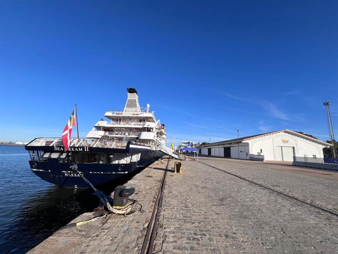 El buque de cruceros de lujo Seadream II en el Puerto de Huelva.