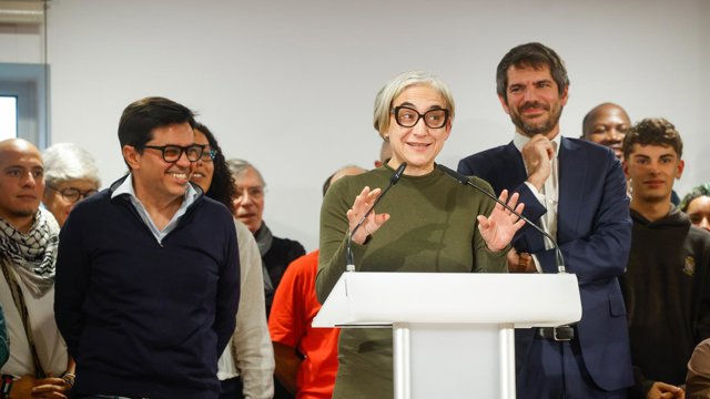 Archivo - El diputado del grupo parlamentario Sumar, Gerardo Pisarello (i), acompañado por el ministro de Cultura, Ernest Urtasun (d) y la exalcaldesa de Barcelona, Ada Colau (c), durante el acto de presentación de su candidatura a las primarias de BComú