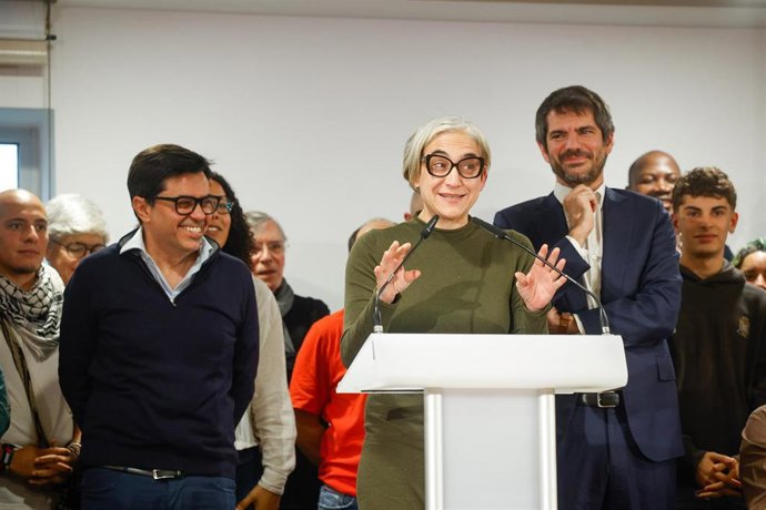 Archivo - El diputado del grupo parlamentario Sumar, Gerardo Pisarello (i), acompañado por el ministro de Cultura, Ernest Urtasun (d) y la exalcaldesa de Barcelona, Ada Colau (c), durante el acto de presentación de su candidatura a las primarias de BComú 