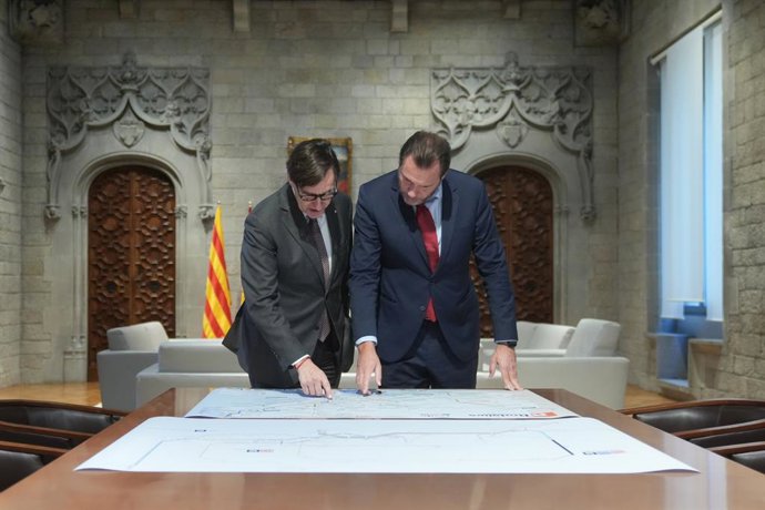 El presidente de la Generalitat, Salvador Illa, y el ministro de Transportes y Movilidad Sostenible, Óscar Puente