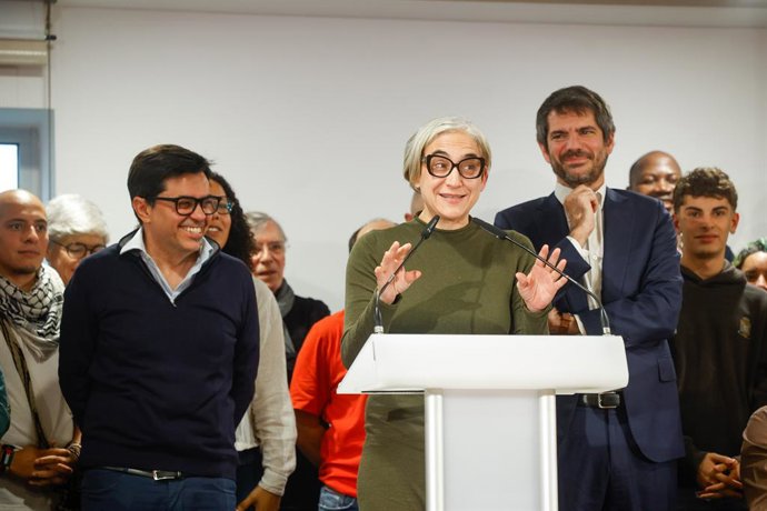 Archivo - El diputado del grupo parlamentario Sumar, Gerardo Pisarello (i), acompañado por el ministro de Cultura, Ernest Urtasun (d) y la exalcaldesa de Barcelona, Ada Colau (c), durante el acto de presentación de su candidatura a las primarias de BComú 