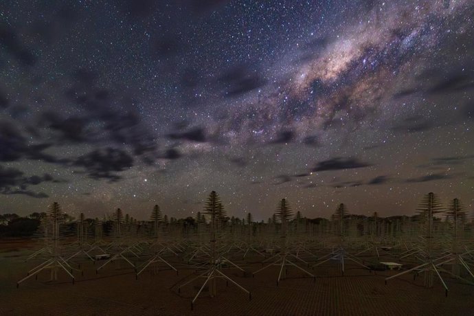 Archivo - La Vía Láctea sobre el telescopio SKA-Low, en el territorio de los Wajarri, en Australia Occidental.