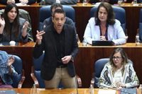 Emilio Delgado tacha a Ayuso de "liebre de la Puerta del Sol" que sale "corriendo al coche oficial" ante las protestas