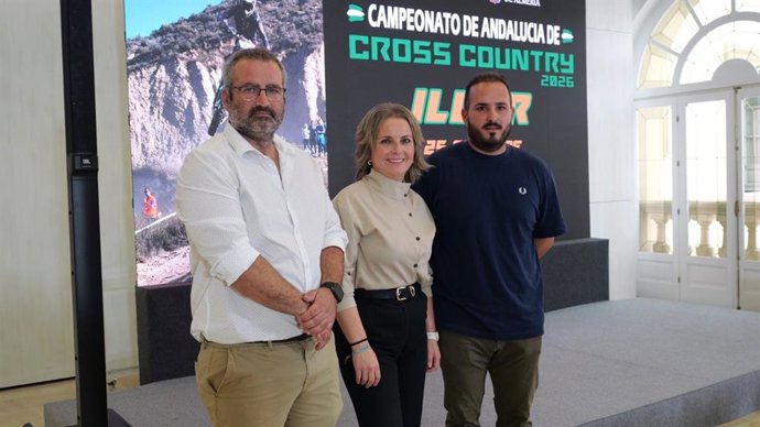 El alcalde de Íllar, Juan Francisco Duarte; la diputada de Deportes de la Diputación de Almería, María Luisa Cruz; y el presidente del Club Deportivo Villa de Íllar, Francisco José Rodríguez, durante la presentación de la prueba de Cross Country.