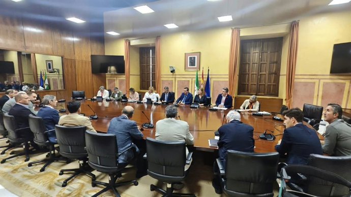 Reunión entre el consejero de Agricultura, Pesca, Agua y Desarrollo Rural, Ramón Fernández-Pacheco,  y representantes de las comunidades de regantes de Huelva.