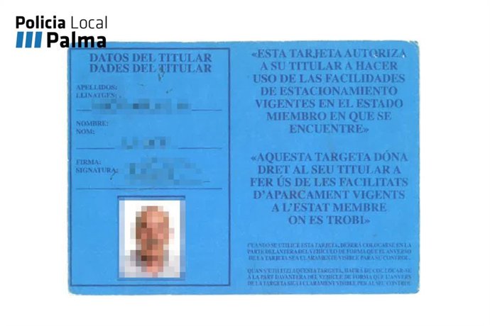 La tarjeta de PMR que usaba el conductor denunciado.