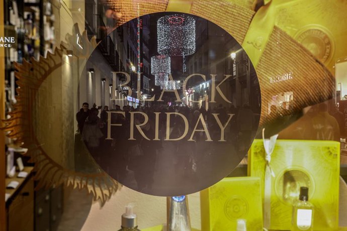 Archivo - Un escaparate con ofertas por el Black Friday