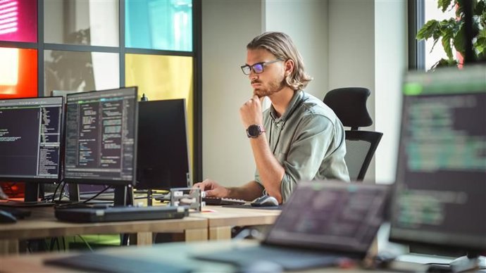 Profesional trabajando en un entorno de trabajo digital