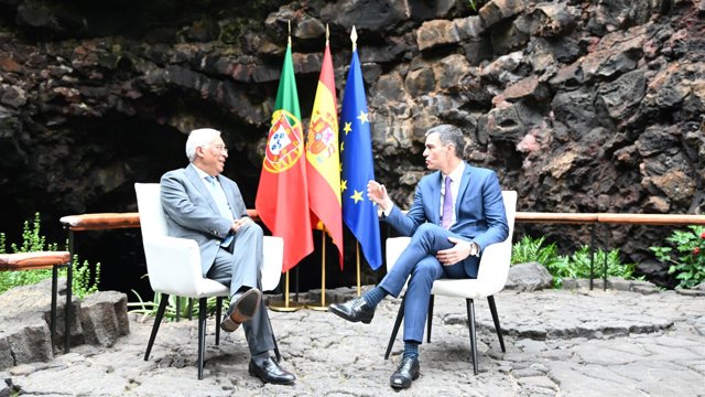 Archivo - El ex primer ministro de la República Portuguesa António Costa y el presidente del Gobierno, Pedro Sánchez