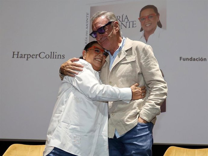 María del Monte ha presentado su libro en Sevilla de la mano de Carlos Herrera