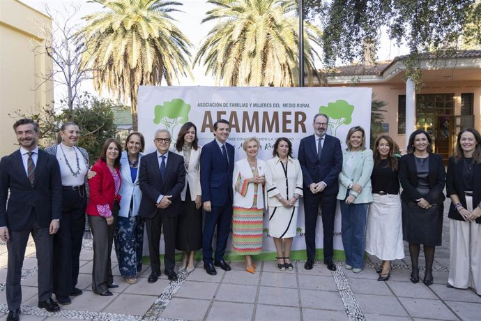 El presidente de Diputación, Salvador Fuentes (quinto por la izda.), en la inauguración de la Jornada Conmemorativa del Día Internacional Mujer Rural organizada por Afammer.