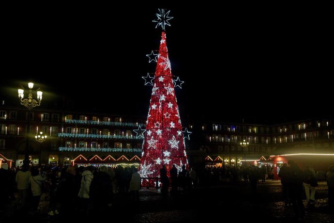 Archivo - Luces de navidad, a 3 de diciembre de 2025, en Madrid (España). Madrid ilumina sus calles con más de 13 millones de luces LED en 240 puntos de la ciudad, destacando un árbol de 37 metros en Sol, un túnel luminoso en Gran Vía y un ángel gigante d