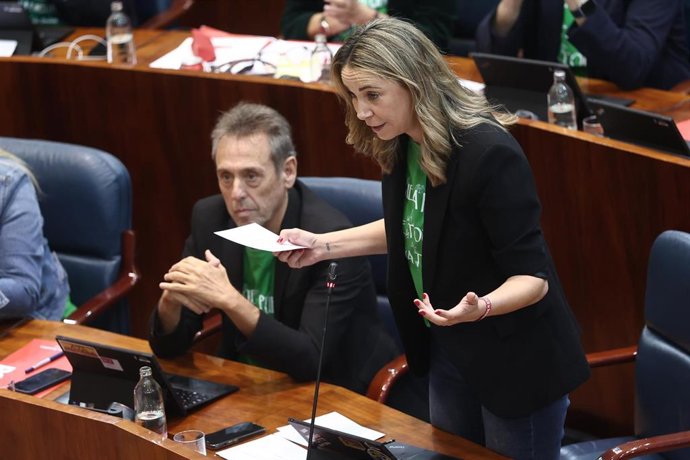 La portavoz del PSOE en la Asamblea, Mar Espinar, lleva la camiseta de la huelga de la educación pública durante un pleno en la Asamblea de Madrid, a 22 de octubre de 2026, en Madrid (España). La Asamblea de Madrid aprueba hoy con la mayoría absoluta del 