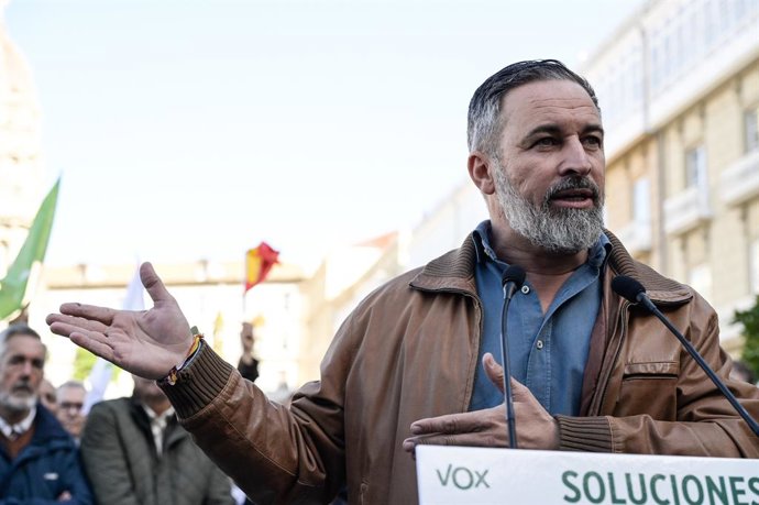 El presidente de Vox, Santiago Abascal, durante un acto en la Plaza de María Pita, a 21 de octubre de 2026, en A Coruña, Galicia (España). El líder de Vox se encuentra de tour por diferentes lugares de España para hacer precampaña para los comicios del 29